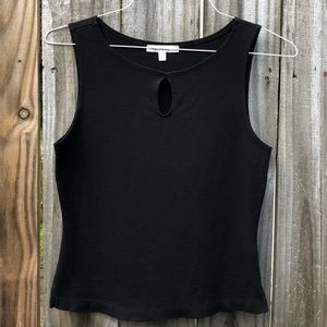 GIRL’S SLEEVELESS TOP.